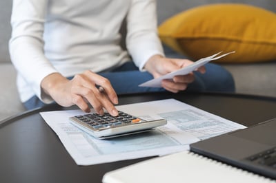 mains-calculette-papiers-impots-bureau-ordinateur-coussin