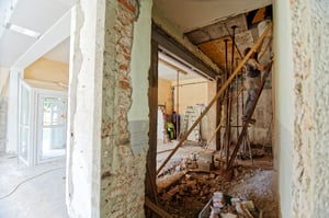 travaux-renovation-appartement-copropriete-artisans-murs-echelle