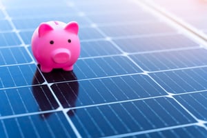 baisse-tva-panneau-photovoltaique-tirelire-cochon