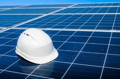 casque-blanc-panneaux-solaires-toit