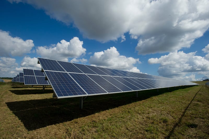 ferme-panneaux-solaires-champ-ciel-nuageux