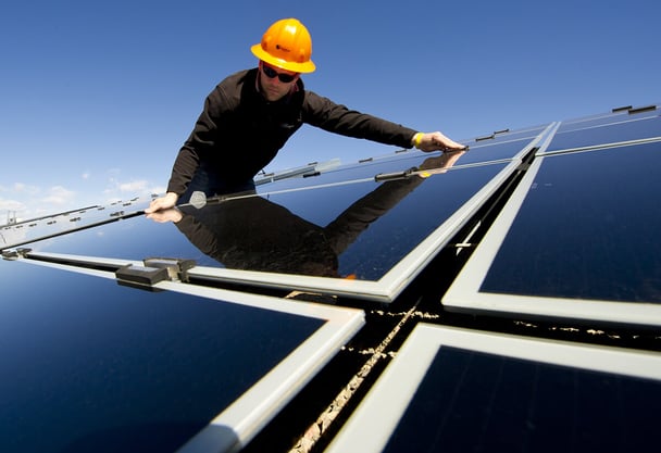 durée de vie d'un panneau solaire homme qui installe