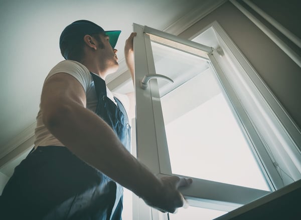 homme-professionnel-pose-fenetre-logement