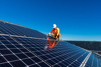 panneaux-solaires-monocristallins-toiture-installateur-professionnel-ciel