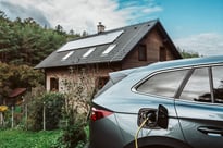 Combien de panneau solaire pour recharger voiture électrique​