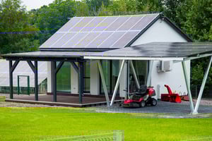 pergola-solaire-maison-terrasse-panneaux-photovoltaiques