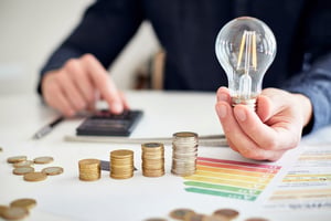 prix-dpe-main-tient-ampoule-pieces-monnaie-lettre-energetique