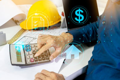 artisan-professionnel-bleu-casque-calculette-symboles-argent-dollar-maison-metre-plans-travaux