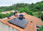 installateurs-panneaux-solaires-photovoltaiques-toiture-maison-tuiles