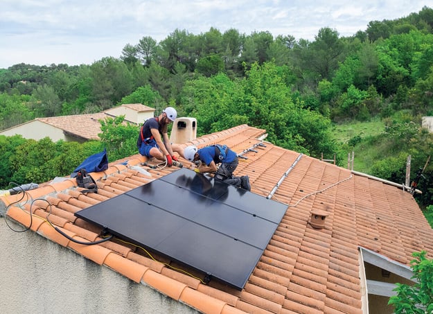installateurs-panneaux-solaires-photovoltaiques-toiture-maison-tuiles