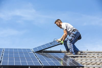 Panneaux solaires sur toit