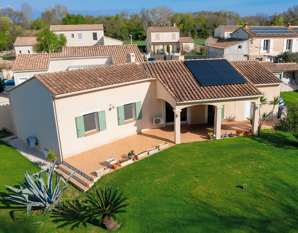Panneaux-solaires-maison-toiture