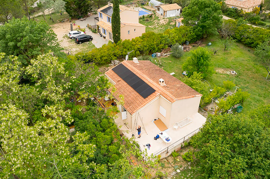 panneaux-solaires-photovoltaiques-vue-arienne-drone-verdiere-maison
