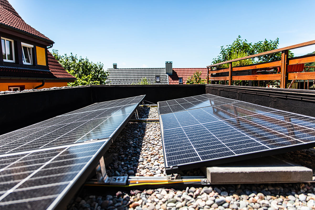 Panneaux solaires sur toit plat : installation, avantages, aides…